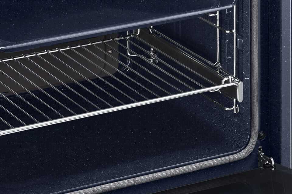 Komora piekarnika Natural Steam, a w niej takie akcesoria jak blacha czy ruszt Komora piekarnika Natural Steam, a w niej takie akcesoria jak blacha czy ruszt