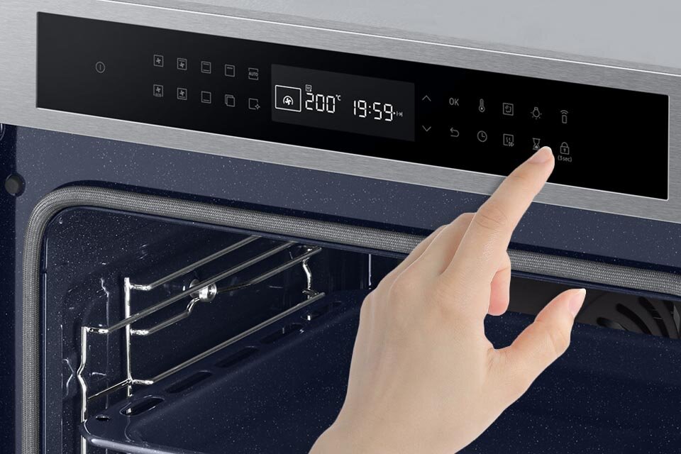 Dłoń zbliżająca się do przycisku blokady rodzicielskiej