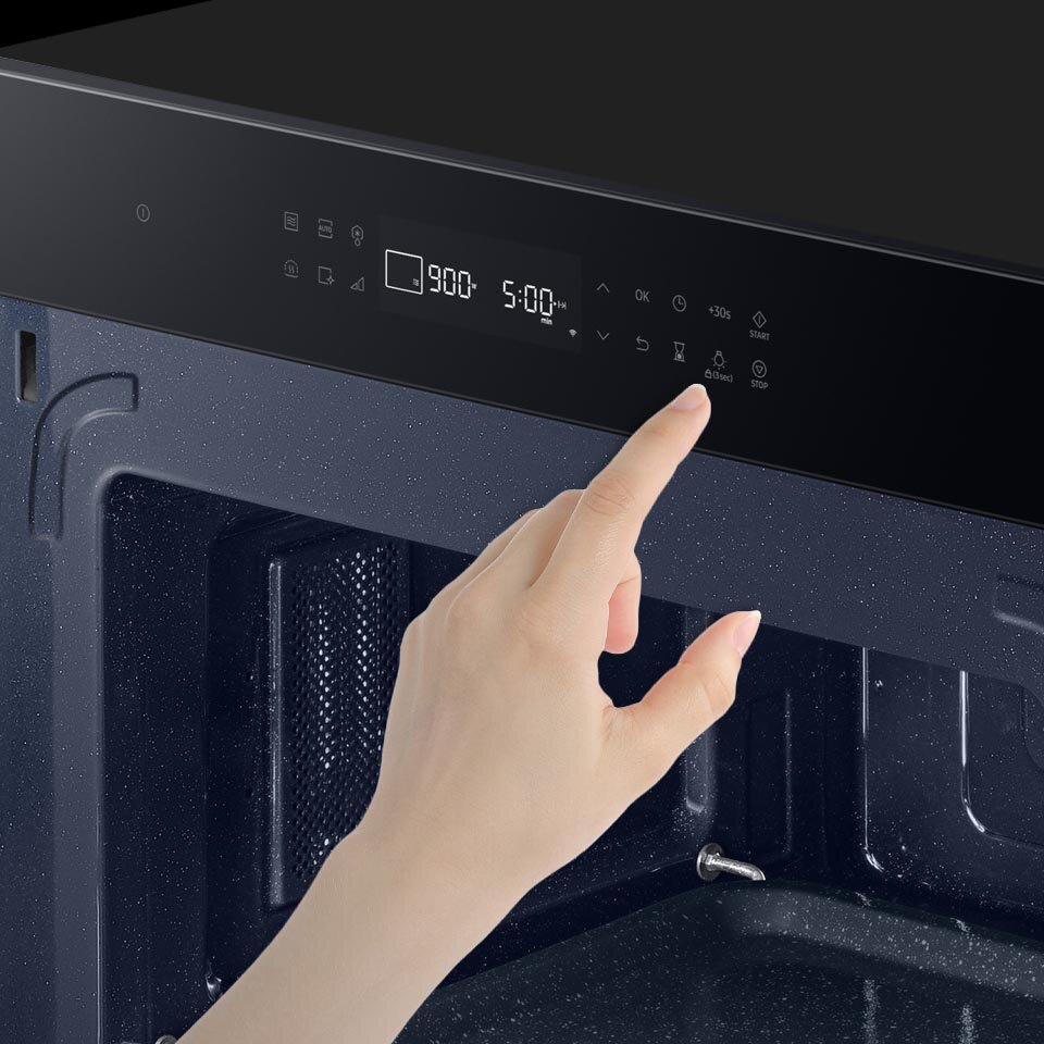 Zdjęcie przedstawia zbliżenie na intuicyjny panel sterowania kuchenki mikrofalowej do zabudowy, która dostępna jest w sklepie Media Expert Zdjęcie przedstawia zbliżenie na intuicyjny panel sterowania kuchenki mikrofalowej do zabudowy, która dostępna jest w sklepie Media Expert