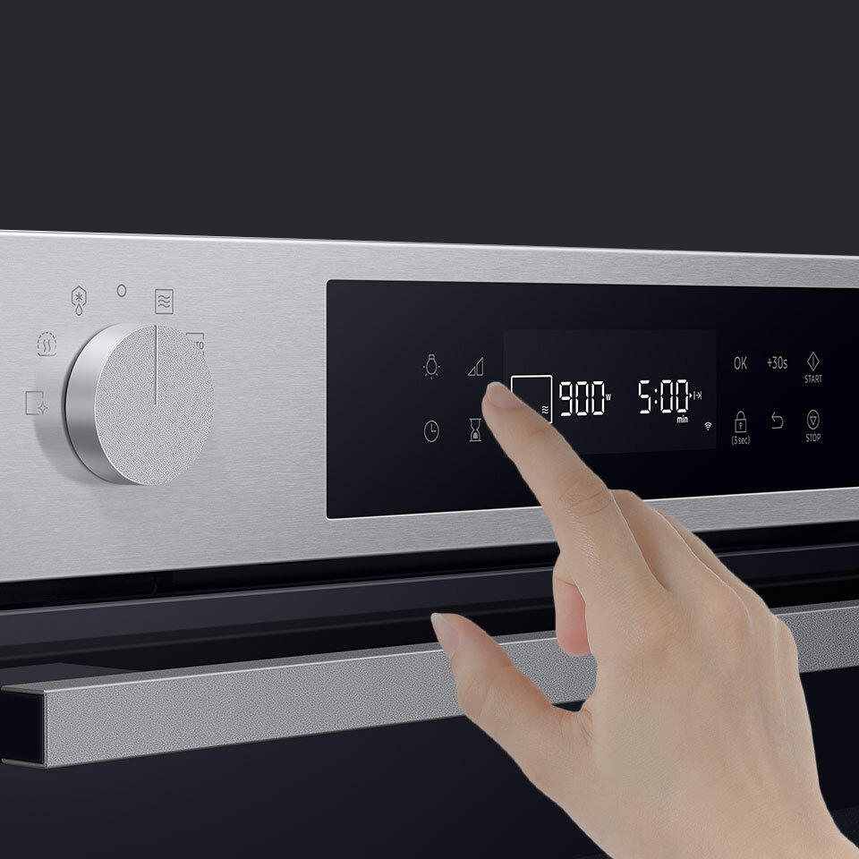 Zdjęcie pokazuje panel dotykowy z białym wyświetlaczem LED i pokrętłami, pozwalający na intuicyjne sterowanie mikrofalówką Samsung NQ5B4513GBS Zdjęcie pokazuje panel dotykowy z białym wyświetlaczem LED i pokrętłami, pozwalający na intuicyjne sterowanie mikrofalówką Samsung NQ5B4513GBS