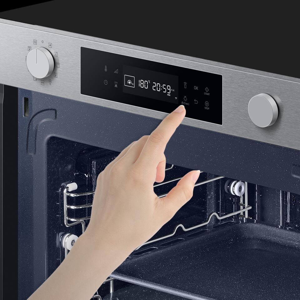 Otwarte wnętrze piekarnika kompaktowego, który dostępny jest w sieci sklepów Media Expert Otwarte wnętrze piekarnika kompaktowego, który dostępny jest w sieci sklepów Media Expert