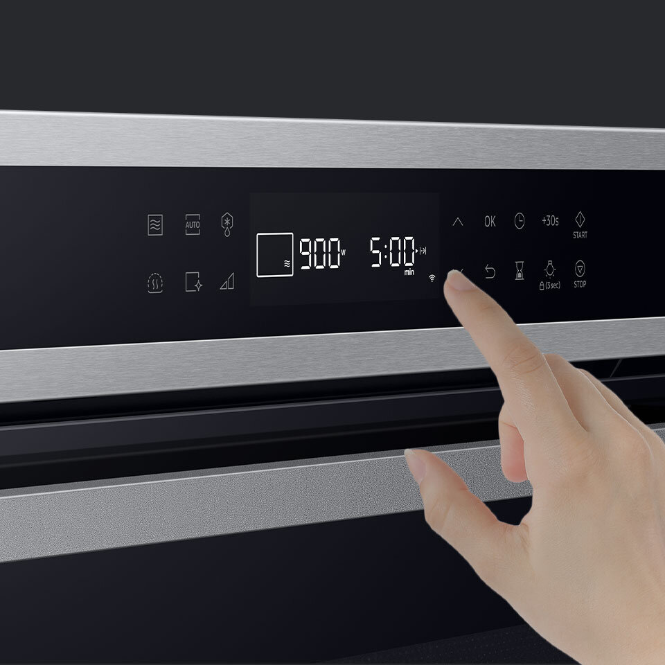 Zbliżenie na czytelny wyświetlacz LED obsługiwany przez użytkownika kuchenki mikrofalowej Samsung