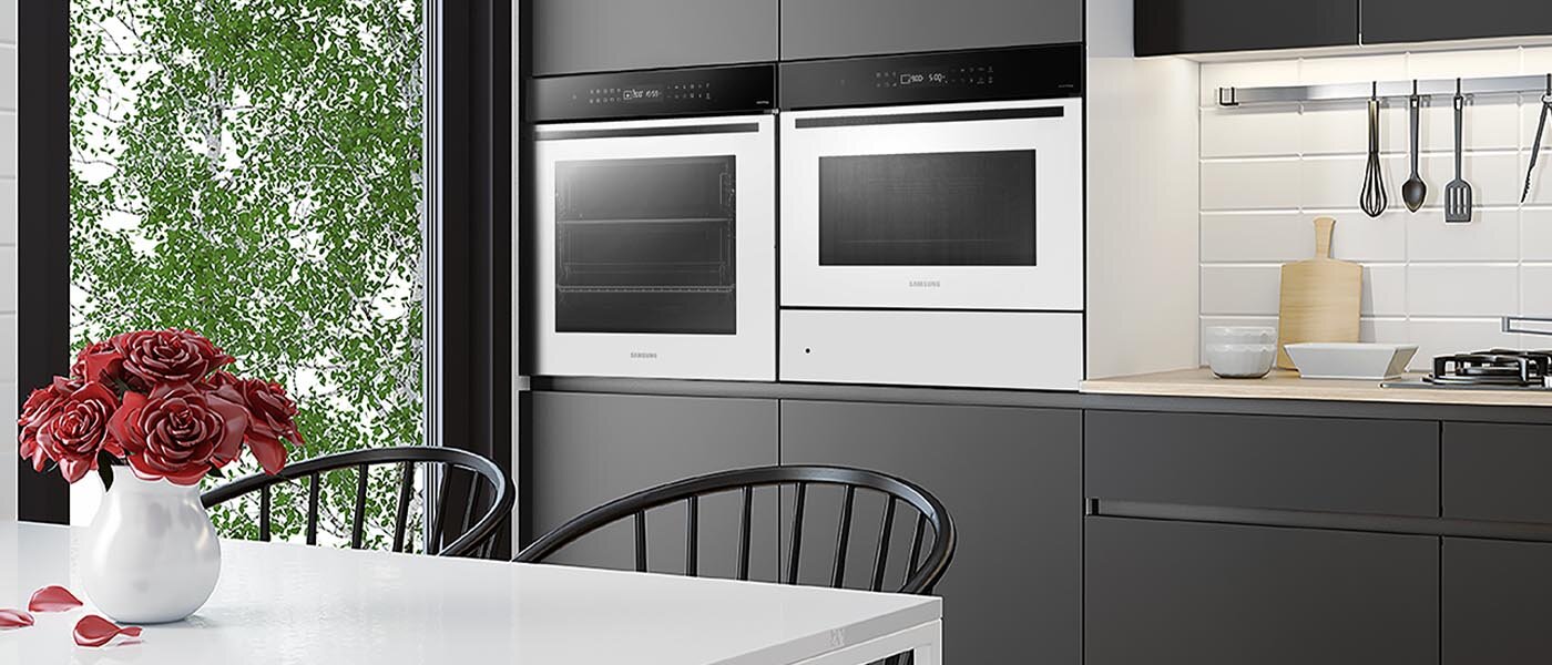 W eleganckiej kuchni stoi srebrnoszara zabudowa, w której zostały umieszczone dwa urządzenia Samsung w kolorze alabastrowej bieli W eleganckiej kuchni stoi srebrnoszara zabudowa, w której zostały umieszczone dwa urządzenia Samsung w kolorze alabastrowej bieli