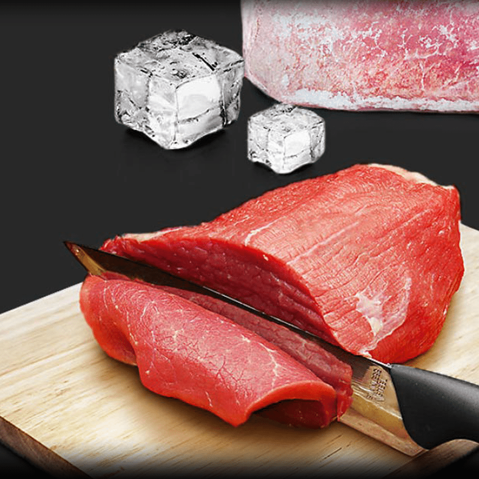 Идеально нарезанный ломтик мяса благодаря тщательному размораживанию