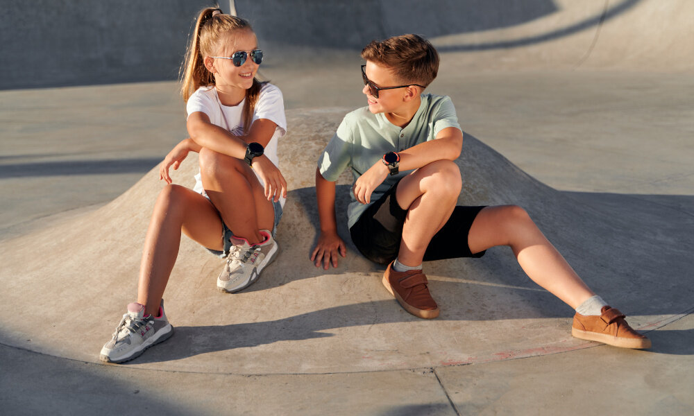 Smartwatch GARETT Kids Cloud 4G ekran bateria czujniki zdrowie sport pasek ładowanie pojemność rozdzielczość łączność sterowanie krew puls rozmowy smartfon aplikacja