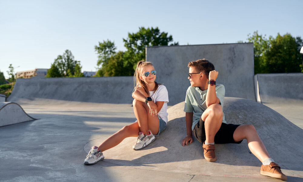 Smartwatch GARETT Kids Cloud 4G ekran bateria czujniki zdrowie sport pasek ładowanie pojemność rozdzielczość łączność sterowanie krew puls rozmowy smartfon aplikacja
