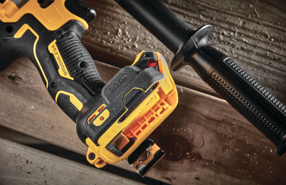 Wiertarko-wkrętarka DEWALT DCD999T1 solidny uchwyt kompaktowa konstrukcja w profesjonalnych warsztatach w warunkach domowych ergonomiczna rękojeść pokryta antypoślizgowym tworzywem udoskonalona konstrukcja uchwytu