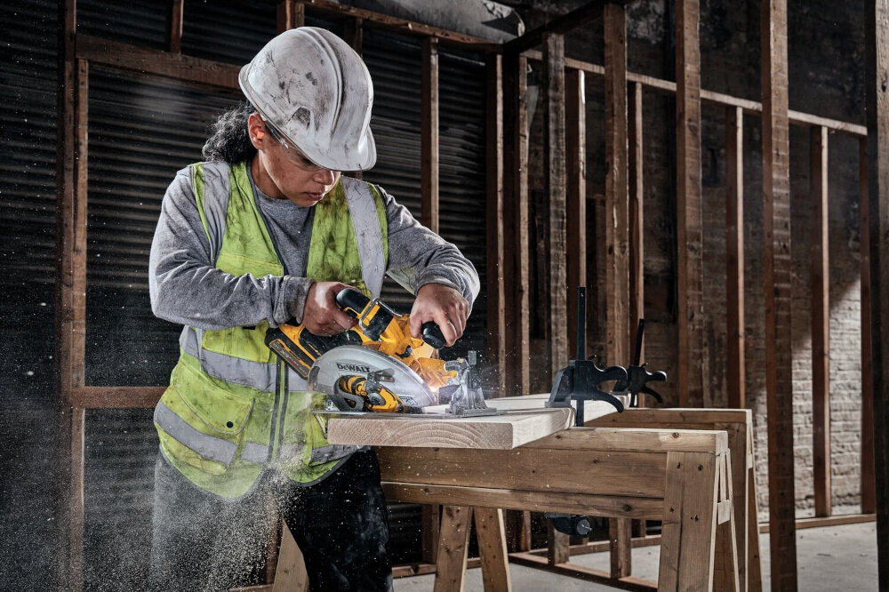 Pilarka tarczowa DEWALT DCS573T1 innowacyjny mechanizm wykonywania precyzyjnych cięć wgłębnych w drewnie maksymalna grubość ciętego materiału do 67 mm cięcie pod kątem 45 stopni do 51 mm pod kątem 90 stopni do 67 mm