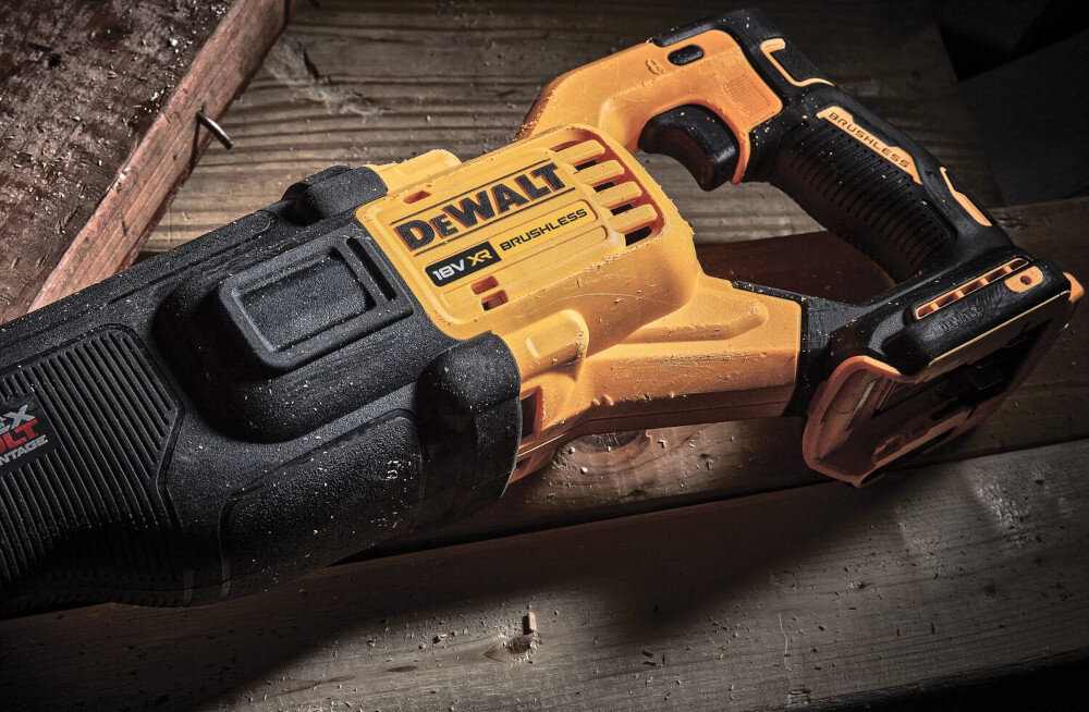 Piła szablasta DEWALT DCS386NT-XJ pracuje w zgodnie z rygorystycznymi zasadami ergonomii wyprofilowana rękojeść pokryta antypoślizgowym tworzywem
