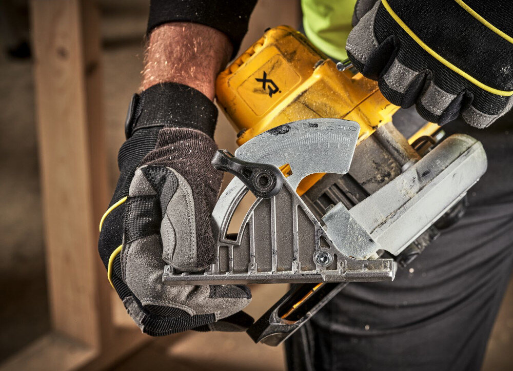 Pilarka tarczowa DEWALT DCS565NT innowacyjny mechanizm wykonywania precyzyjnych cięć wgłębnych w drewnie maksymalna grubość ciętego materiału do 55 mm cięcie pod kątem 45 stopni do 42 mm pod kątem 90 stopni do 55 mm