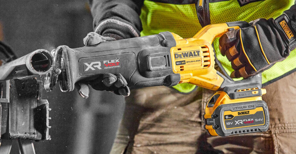 Piła szablasta DEWALT DCS386T1 kompaktowa konstrukcja silnik pośrodku dobrze wyważone do cięcia w drewnie i materiałach drewnopodobnych do cięcia w PCV i w metalu