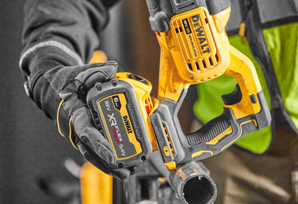 Piła szablasta DEWALT DCS386T1 funkcjonalna prędkość 3000 skoków na minutę długość skoku 28,6 mm elektronarzędzie z technologią XR FLEXVOLT zasilany akumulatorem o napięciu 18 V lub 54 V pojemność 6 Ah