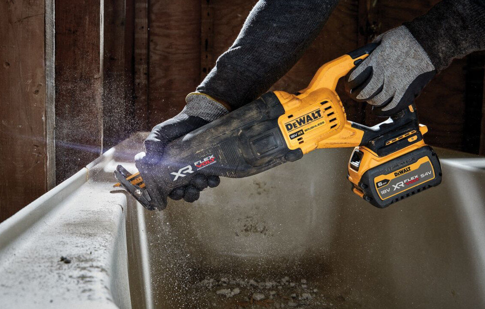 Piła szablasta DEWALT DCS386T1 funkcjonalna do cięcia drewna elementów wykonanych z tworzyw sztucznych powierzchni płyt kartonowo-gipsowych struktur metalowych maksymalna głębokość cięcia w drewnie do 300 mm w stali do 130 mm