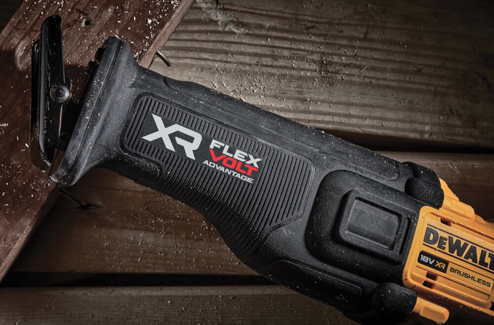 Piła szablasta DEWALT DCS386T1 dźwignia szybka wymiana brzeszczotu nie wymaga zastosowania jakichkolwiek narzędzi