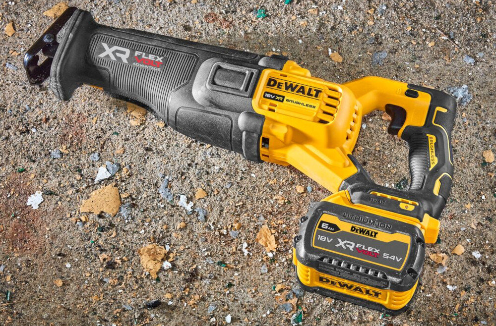 Piła szablasta DEWALT DCS386T1 funkcjonalna niewielka masa waga 3,5 kg sprzęt zasilany przez akumulator wysokiej jakości sprzęt budowlano-remontowy