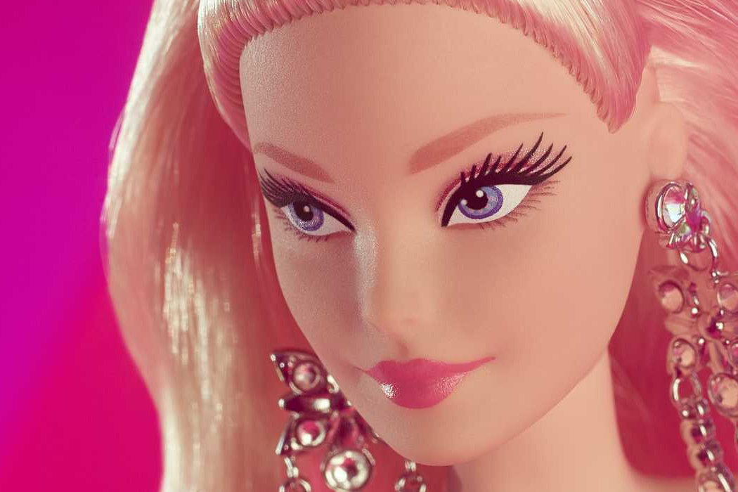 Lalka Barbie Signature Pink Collection GTJ76 kolczyki dekold