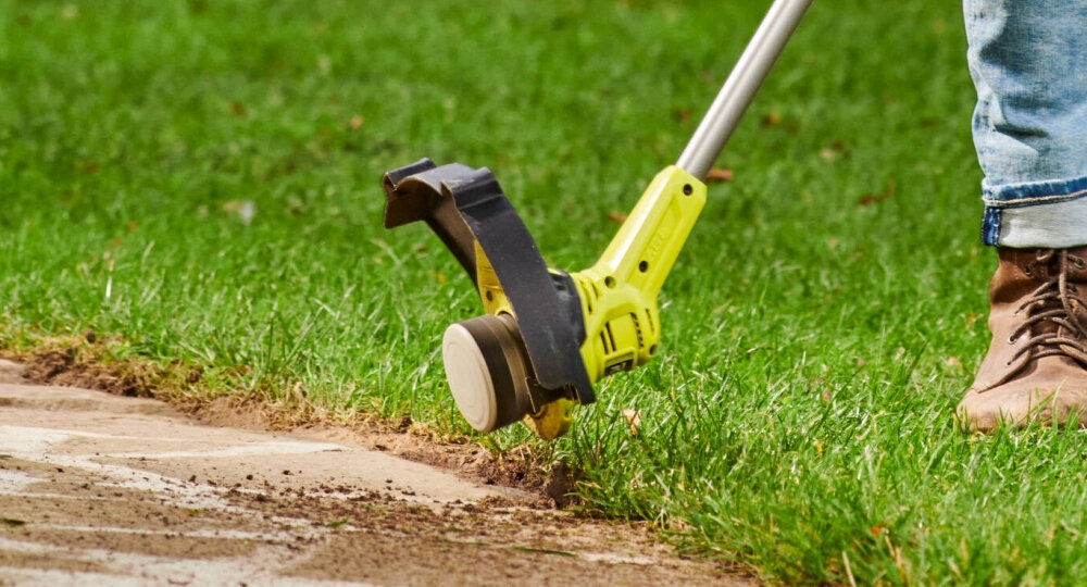 Podkaszarka akumulatorowa RYOBI RY18LT23A-0 głowica tnąca z automatycznym wysuwem żyłki tnącej średnica żyłki 1,6 mm szerokość robocza 23 cm