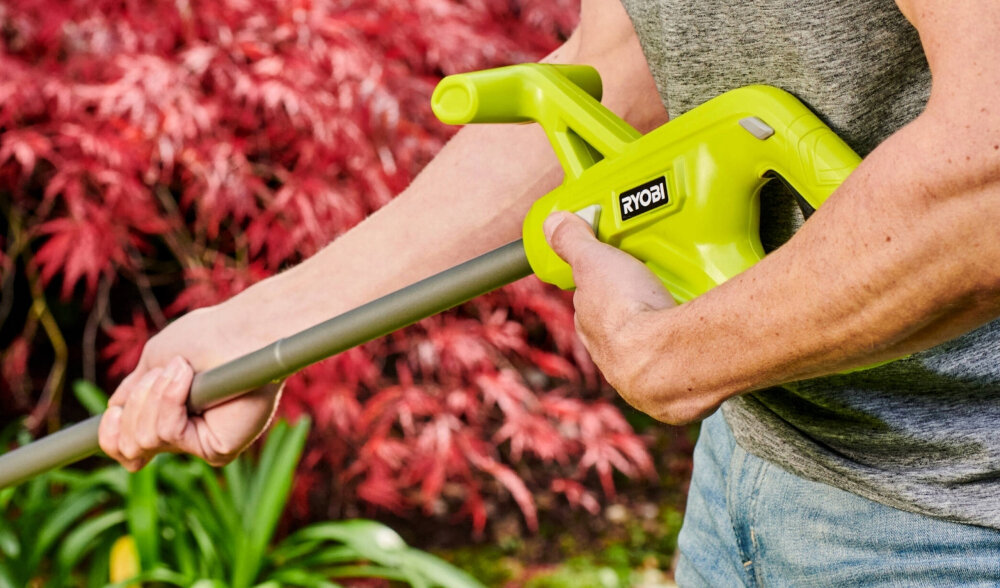 Podkaszarka akumulatorowa RYOBI RY18LT23A-0 podwójny uchwyt ergonomiczna forma dobre wyważenie