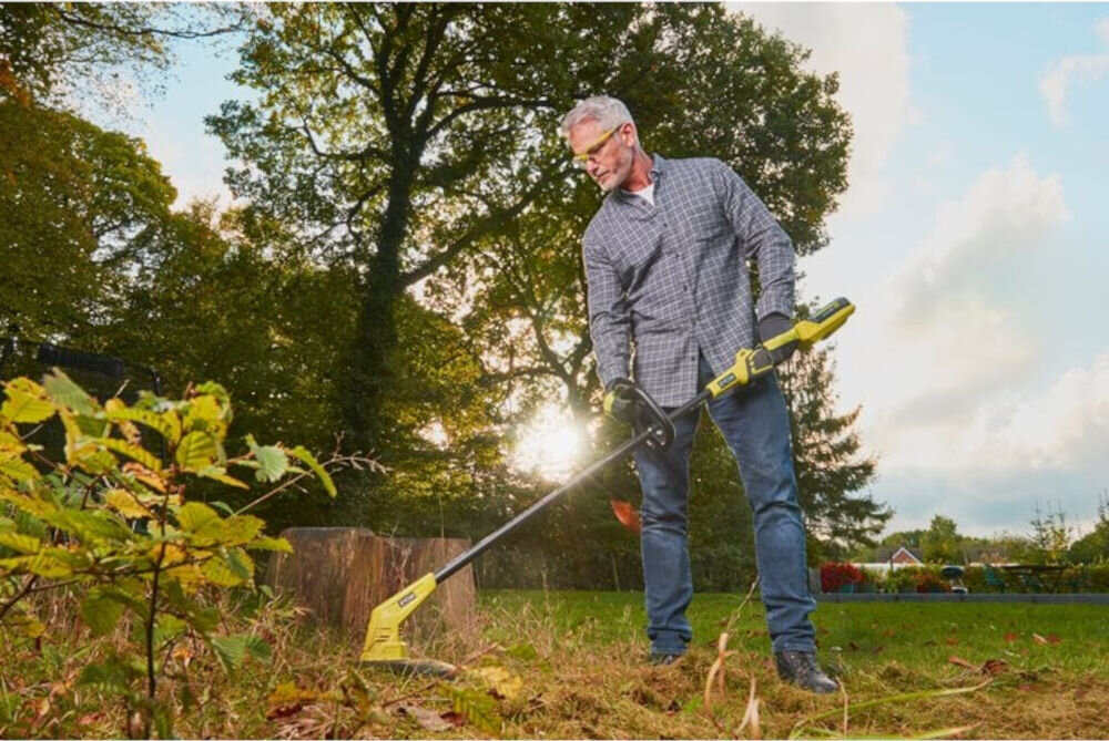 Akumulator RYOBI RY36B40B 4.0Ah 36V , zadanie, akumulator, zasilanie, energia, Mężczyzna pracuje w ogrodzenie podkaszarką z wpiętym akumulatorem