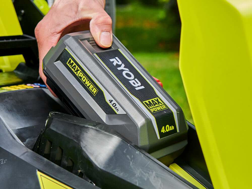 Akumulator RYOBI RY36B40B 4.0Ah 36V , kompatybilność, model, 36V, model, seria, Akumulator wsadzany jest do kosiarki ogrodowej, w tle ogród