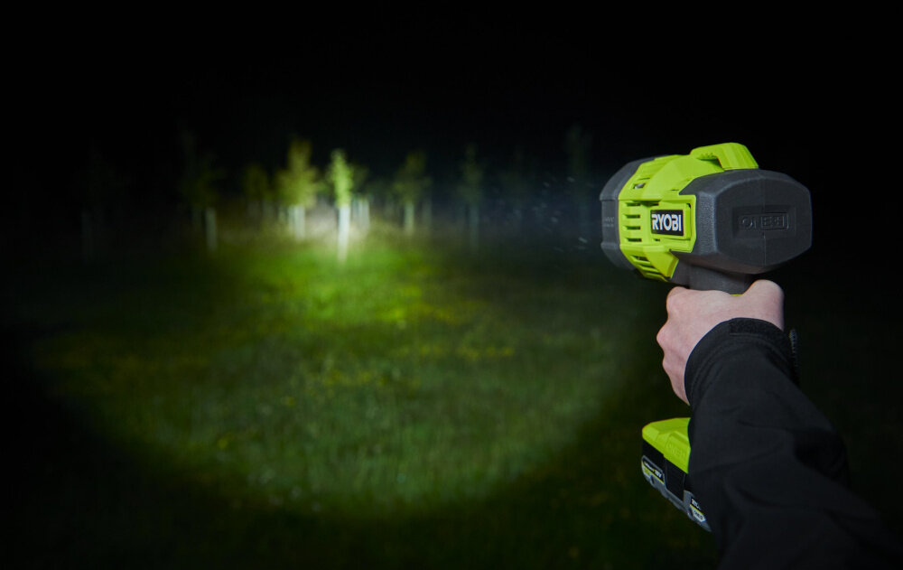 Lampa warsztatowa RYOBI RLS18-0 zasieg do 600 metrow okragla wiazka swiatla LED ocny strumien swietlny