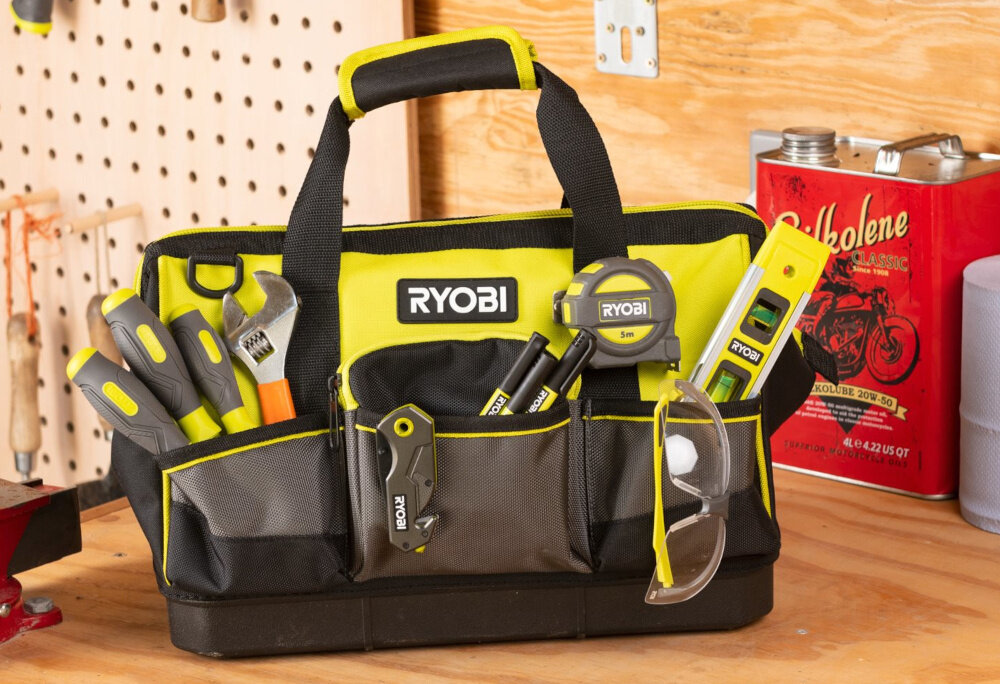 Torba narzędziowa RYOBI RSSSTB1 pomieszczenie drewniany blat torba stoi na blacie pojemność 22 litrów wymiary 380 x 205 x 290 mm mieści elektronarzędzia i większe akcesoria waga 0,85 kg łatwa do przenoszenia