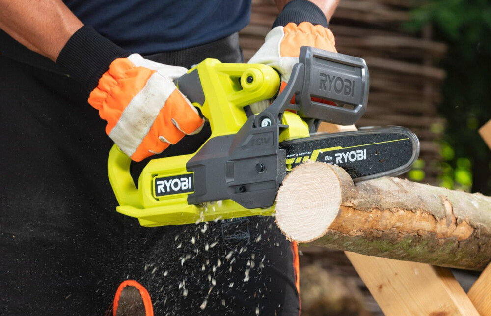 Piła akumulaltorowa RYOBI RY18CS20A-0 lekki sprzet ogrodniczy 2,3 kg wywazona konstrukcja duzy uchwyt pokryty antyposlizgowym tworzywem