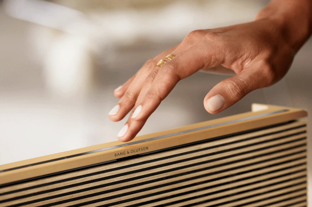 Głośnik multiroom BANG & OLUFSEN Beosound Level Złoty dźwięk wysoka jakość brzmienie łączność połączenie ładowanie wizualne aplikacja