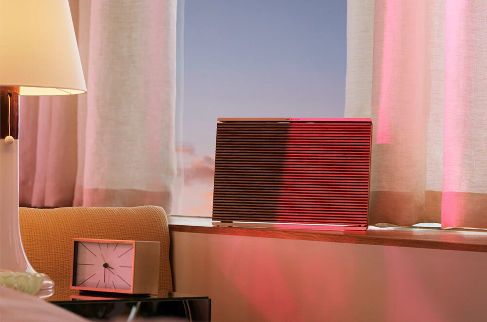 Głośnik multiroom BANG & OLUFSEN Beosound Level Złoty dźwięk wysoka jakość brzmienie łączność połączenie ładowanie wizualne aplikacja