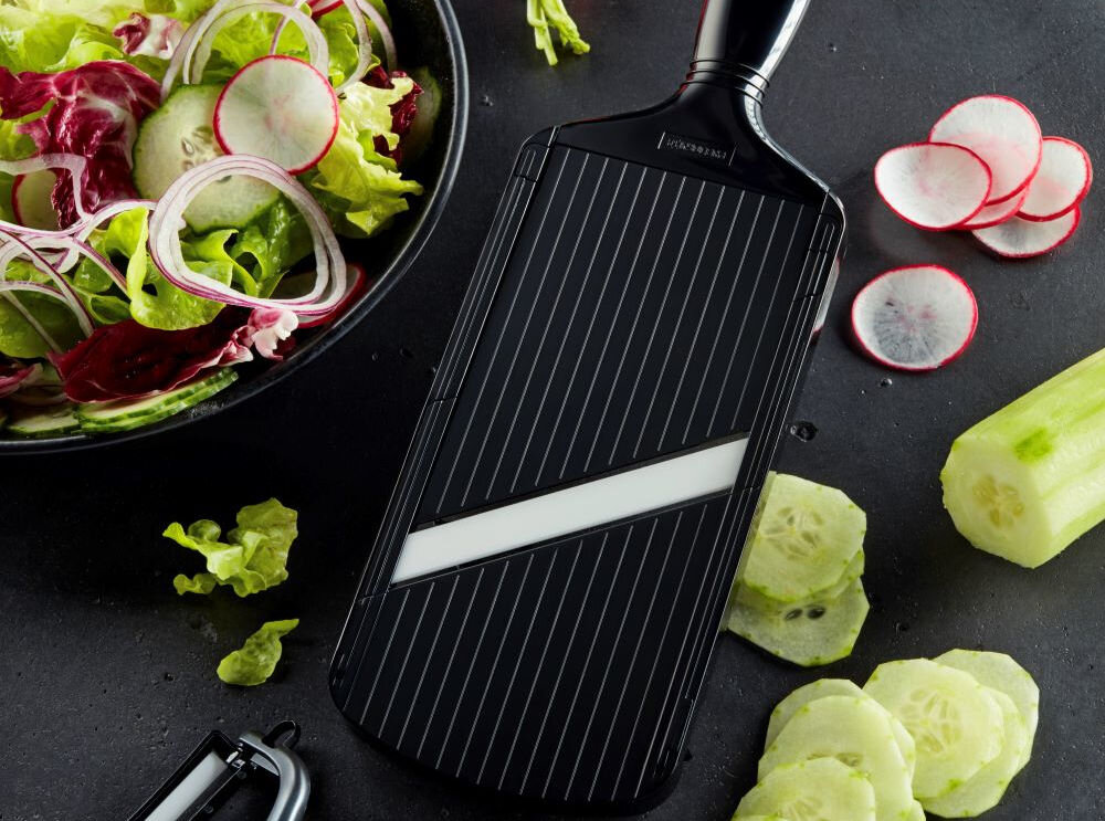Krajalnica do warzyw KYOCERA ALE120027 przetwory sałatki na obiad proste ostrze ogórki na mizerie marchew na zupę cukinie na przetwory szatkownica julienne ząbkowane ostrze ułatwienie codziennego gotowania wyjątkowy smak atrakcyjny wygląd potraw 