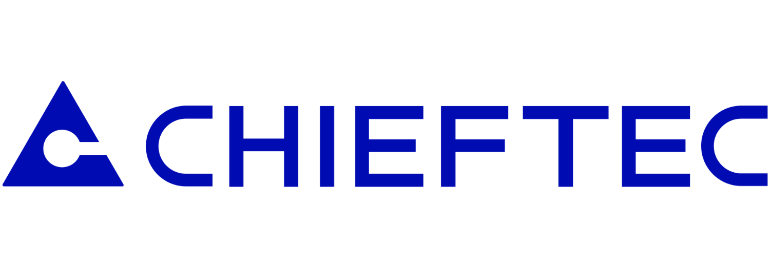 Logo z napisem \'CHIEFTEC\' w kolorze niebieskim, obok znajduje się symbol trójkąta z okręgiem w środku.