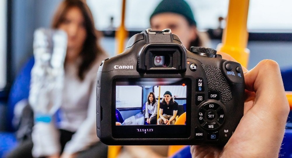 Aparat CANON EOS 2000D zasilanie ostrość filmy nagrywanie obudowa rozdzielczość AF zdjęcia matryca obiektyw