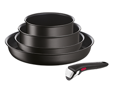 Na obrazie widoczny jest zestaw czterech czarnych patelni o różnych rozmiarach, ułożonych jedna w drugiej, oraz odłączany uchwyt z czerwonym przyciskiem.