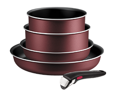 Na obrazie widoczny jest zestaw czterech patelni o różnych rozmiarach, ułożonych jedna na drugiej, oraz odłączany uchwyt. Patelnie mają ciemny kolor z zewnątrz i jasne wnętrze.