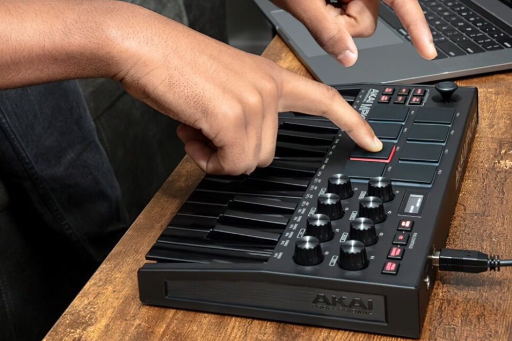 Klawiatura sterująca AKAI MPK Mini MK3 zabawa subskrybcja produkcja klawisze sample pokrętło joystick