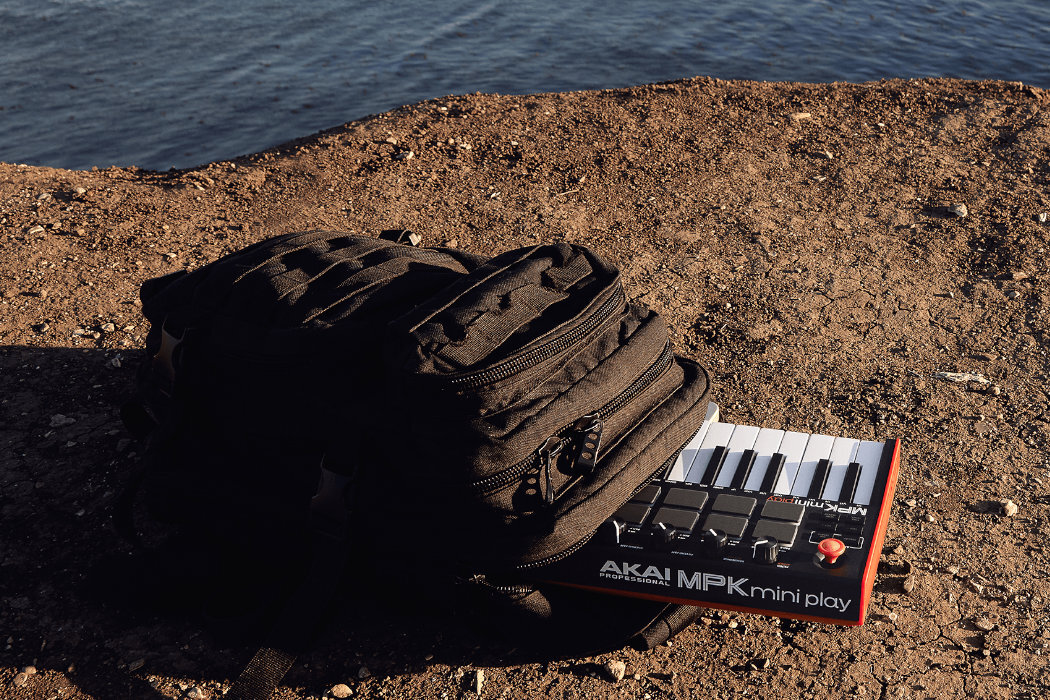 Klawiatura sterująca AKAI MPK Mini Play MK3 zabawa subskrybcja produkcja klawisze sample pokrętło joystick