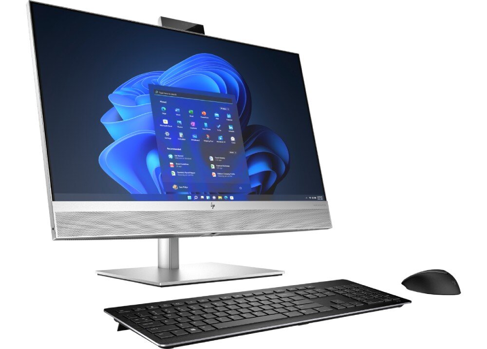 Komputer HP EliteOne 870 G9 Widok pod kątem na komputer typu all-in-one z ekranem startowym systemu Windows oraz klawiaturą i myszą na blacie, środowisko, recykling, obudowa