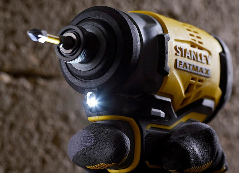 Zestaw elektronarzędzi STANLEY SFMCK465D2T-QW zakretarka udarowa STANLEY SFMCF800 potezny moment obrotowy 170 Nm szybkie skuteczne dokrecanie srub i nakretek wydajny silik regulowana predkosc obrotowa oswietlenie LED szybkozaciskowy uchwyt