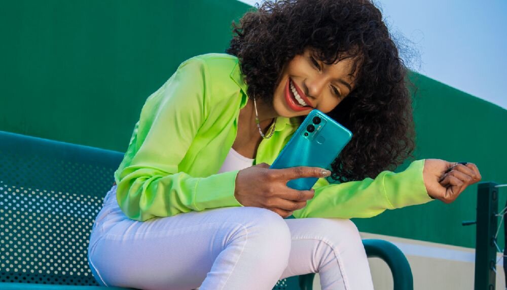 Smartfon INFINIX Hot 12 Play ekran bateria aparat procesor ram pamięć pojemność rozdzielczość zdjęcia filmy opis dane cechy blokady system łączność wifi bluetooth obudowa szkło odporność porty muzyka transfer sieć przekątna matryca waga czujniki