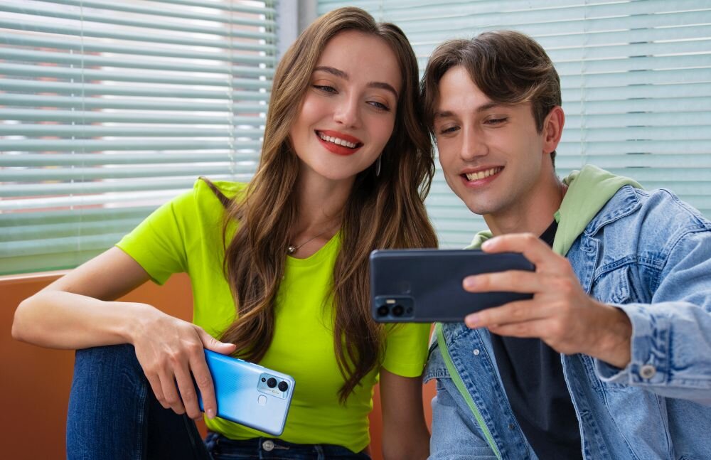 Smartfon INFINIX Hot 12 Play ekran bateria aparat procesor ram pamięć pojemność rozdzielczość zdjęcia filmy opis dane cechy blokady system łączność wifi bluetooth obudowa szkło odporność porty muzyka transfer sieć przekątna matryca waga czujniki
