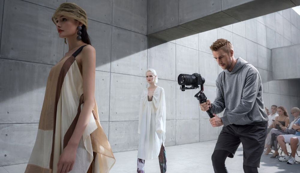 Gimbal DJI RS 3 fotografia stabilizacja nagrywanie żyroskop uchwyt zasilanie ładowanie bateria tryby przyciski złącza porty kompatybilność udźwig wykonanie pojemność 