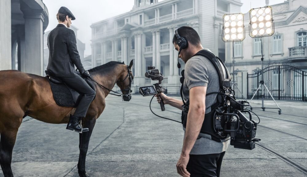 Gimbal DJI RS 3 Pro fotografia stabilizacja nagrywanie żyroskop uchwyt zasilanie ładowanie bateria tryby przyciski złącza porty kompatybilność udźwig wykonanie pojemność