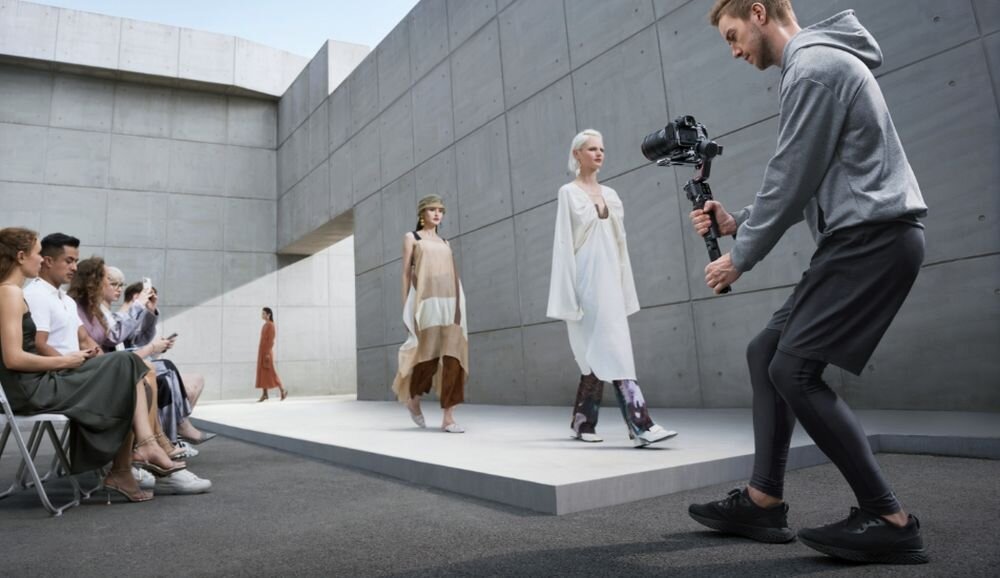 Gimbal DJI RS 3 fotografia stabilizacja nagrywanie żyroskop uchwyt zasilanie ładowanie bateria tryby przyciski złącza porty kompatybilność udźwig wykonanie pojemność