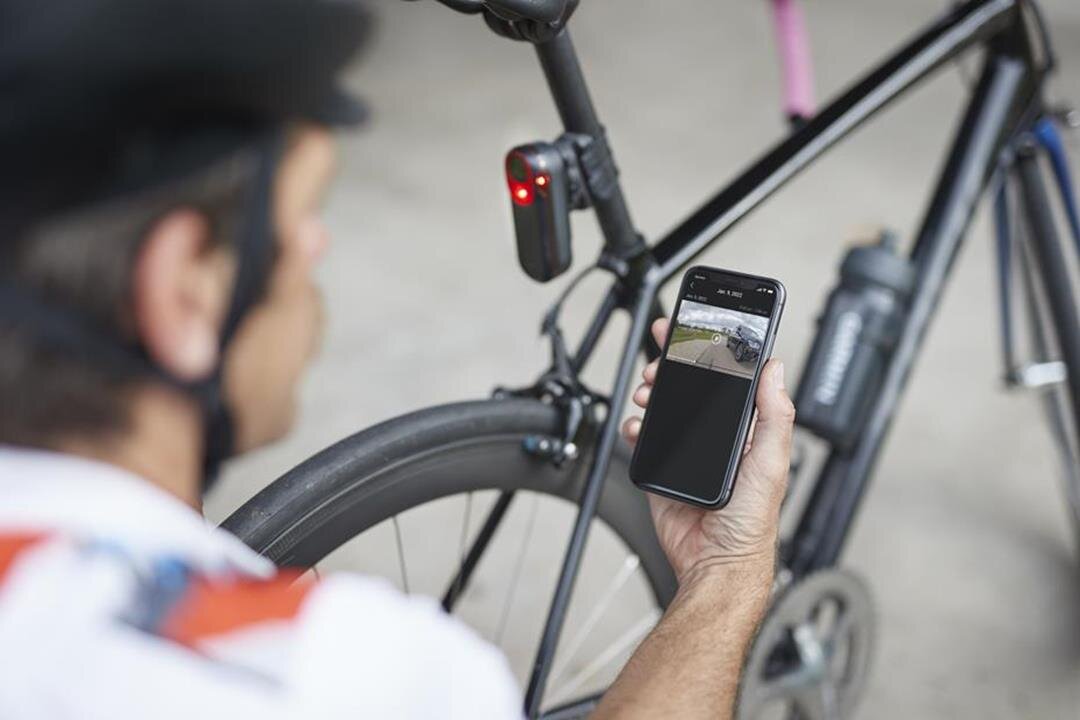 zdjęcie lifestyle radaru rowerowego z kamerą