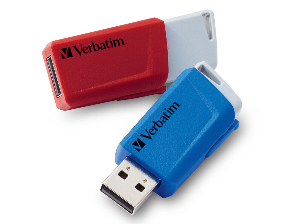 Na obrazie znajdują się dwa pendrive\'y marki Verbatim, jeden czerwony, drugi niebieski, z widocznym logo Verbatim. Oba mają wysunięte złącza USB.