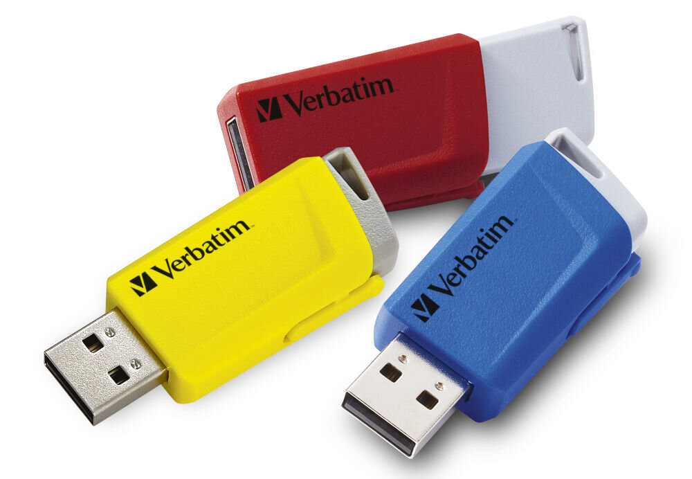 Na obrazie widoczne są trzy pendrive\'y w kolorach czerwonym, żółtym i niebieskim, każdy z logo \'Verbatim\'.