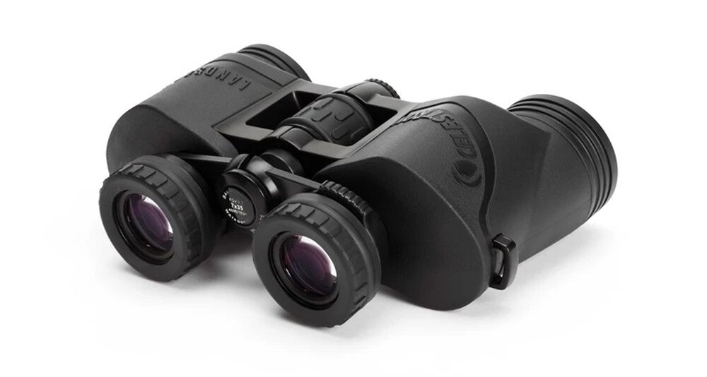 Lornetka CELESTRON LandScout 7x35 leży na blacie