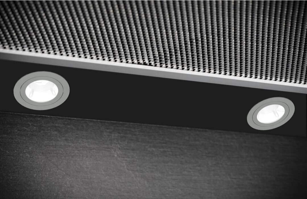 OKAP HISENSE MH6TL4TB Zbliżenie na oświetlenie LED umieszczone pod okapem. Jasno oświetla płytę grzewczą i blat roboczy