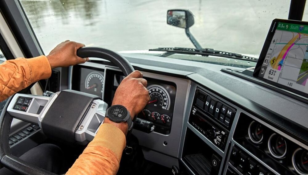 Nawigacja GARMIN Dezl LGV610 MT-D Europa zdjęcie z informacjami z navigacji mapa trasa przejazd prędkość aktualizacja zasilanie ekran przekątna montaż uchwyt łączność samochód