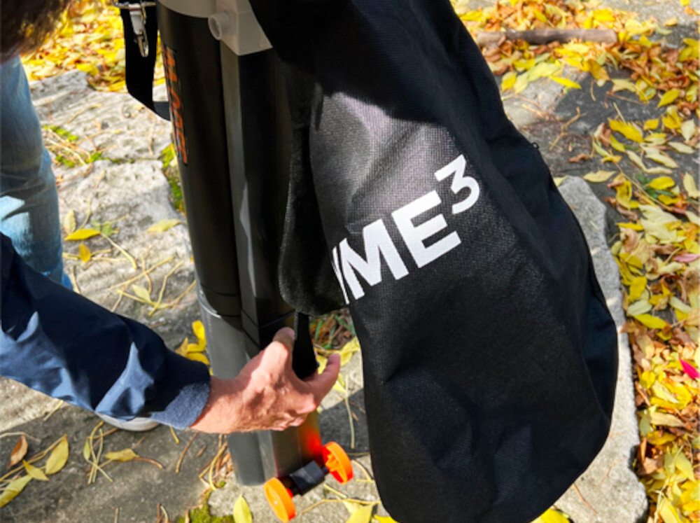 Odkurzacz do liści PRIME3 GVB41 elektryczny zbliżenie na worek osoba przypina worek do odkurzacza w tle liście współczynnik mulczowania 10:1 rozdrabnia zassane liście i odpady na drobne fragmenty torba o pojemności 45 litrów większa wygoda użytkowania